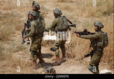 Naplouse, Cisjordanie, Palestine. 2nd août 2022. Des soldats israéliens ont incendié des bidons de gaz lacrymogène contre les manifestants palestiniens, lors de la manifestation contre les colonies israéliennes dans le village de Beit Dajan, près de la ville de Naplouse, en Cisjordanie. (Credit image: © Nasser Ishtayeh/SOPA Images via ZUMA Press Wire) Banque D'Images