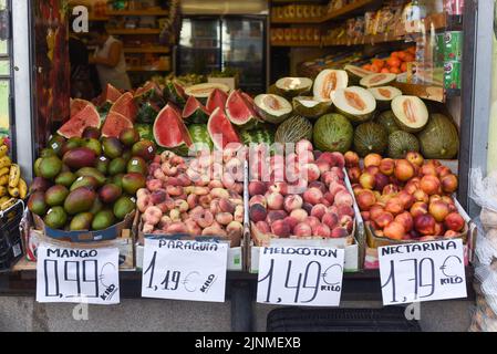 Madrid. 12th août 2022. Photo prise le 12 août 2022 montre un magasin à Madrid, Espagne. Le taux d'inflation de l'Espagne a grimpé à 10,8 pour cent en juillet, le plus élevé depuis 38 ans, selon les données publiées vendredi par l'Institut espagnol de statistique (INE). Credit: Gustavo Valiente/Xinhua/Alamy Live News Banque D'Images