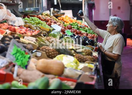 Madrid, Espagne. 12th août 2022. Une femme fait ses courses sur un marché de Madrid, Espagne, le 12 août 2022. Le taux d'inflation de l'Espagne a grimpé à 10,8 pour cent en juillet, le plus élevé depuis 38 ans, selon les données publiées vendredi par l'Institut espagnol de statistique (INE). Credit: Gustavo Valiente/Xinhua/Alamy Live News Banque D'Images