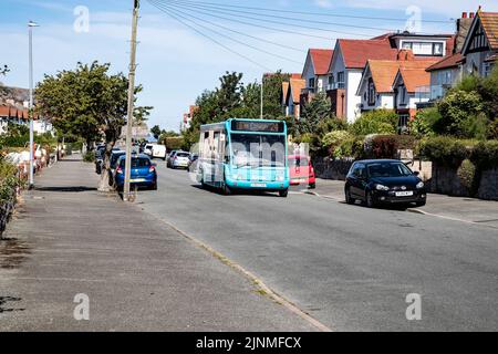 Un seul bus à pont Arriva Welsh longeant Abbey Road à Rhos on Sea destiné à Colwyn Bay, Bae Colwyn au nord du pays de Galles. Banque D'Images