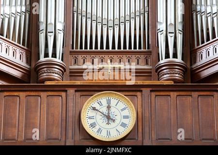 Horloge. L'orgue de Tribune. Église Saint-Clodoald. Saint-Cloud. Ile-de-France. France. Europe. Banque D'Images