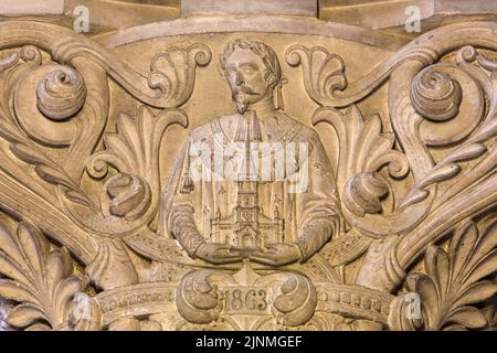 L'Empereur Napoléon III offre l'église à la paroisse. Chapiteau situé près du choix. Oeuvre du sculpteur Victor Thiébault. Église Saint-Clodoald. Sai Banque D'Images