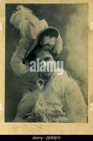 Publicité vintage photo Portrait de la célébrité actrice et chanteuse Bobby Burns de la fin du 19th siècle portant un élégant chapeau de plumes vers 1880 Banque D'Images