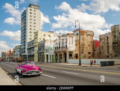 La Havane Cuba, style de vie tropical coloré sur l'île de Cuba avec les voitures Oldtimer typiques, bars et touristes visitant Banque D'Images