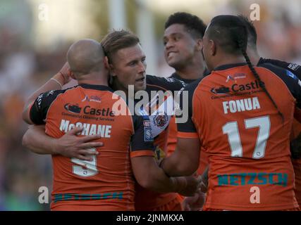 Greg Eden de Castleford Tigers (deuxième à gauche) célèbre sa deuxième tentative de match de Betfred Super League au Mend-A-Flex Jungle, Castleford. Date de la photo: Vendredi 12 août 2022. Banque D'Images