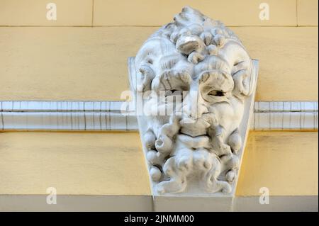 Macaron Satyr dans un ancien bâtiment de Kiev en Ukraine Banque D'Images