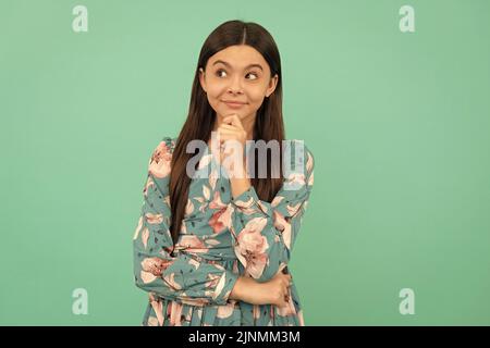 Bonne fille enfant rêveur garder penser positif fond bleu, rêve d'enfance Banque D'Images