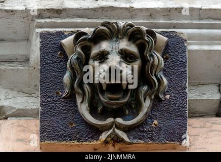 Mascaron de majolique émaillée sur la façade du bâtiment à Kiev en Ukraine Banque D'Images