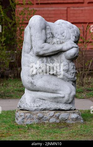 Ancienne sculpture dans le parc de l'Académie nationale des arts visuels et de l'architecture de Kiev en Ukraine Banque D'Images