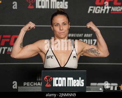 San Diego, États-Unis. 12th août 2022. SAN DIEGO, CA - 12 août: Nina Nunes marche sur la balance pour le poids officiel à l'hôtel Sheraton San Diego & Marina pour la nuit de combat UFC - Vera vs Cruz : poids officiel sur 12 août 2022 à SAN DIEGO, Etats-Unis. (Photo de Louis Grasse/PxImages) crédit: PX Images/Alamy Live News Banque D'Images