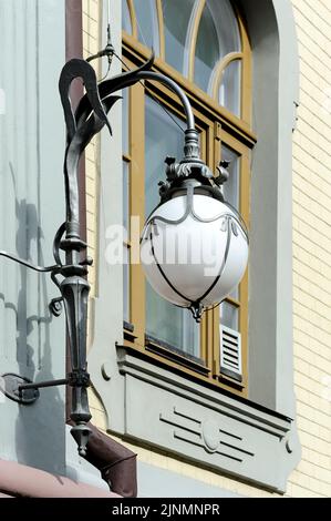 Lanterne de rue suspendue décorative montée sur le mur Banque D'Images