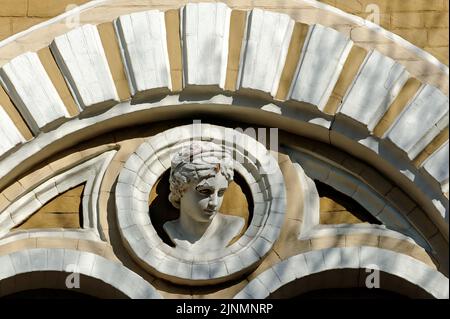 Mascaron féminin dans un ancien bâtiment de Kiev en Ukraine Banque D'Images