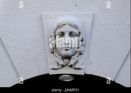 Mascaron sur une ancienne façade de bâtiment à Kiev Ukraine Banque D'Images