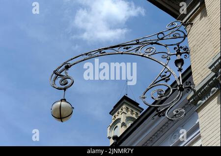 Lanterne de rue suspendue décorative montée sur le mur de l'Opéra de Kiev en Ukraine Banque D'Images