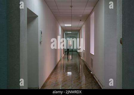 Intérieur d'un bâtiment identifié long couloir blanc à Kiev Ukraine Banque D'Images