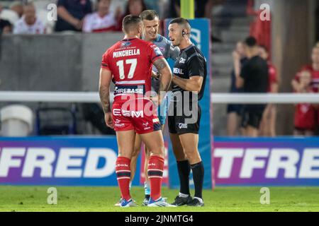 Kingston upon Hull, Royaume-Uni. 12th août 2022. L'arbitre Jack Smith parle à Ash Handley #5 de Leeds Rhinos et Elliot Minchella #17 de Hull KR après la tussle à la fin de la première moitié à Kingston upon Hull, Royaume-Uni, le 8/12/2022. (Photo de James Heaton/News Images/Sipa USA) crédit: SIPA USA/Alay Live News Banque D'Images