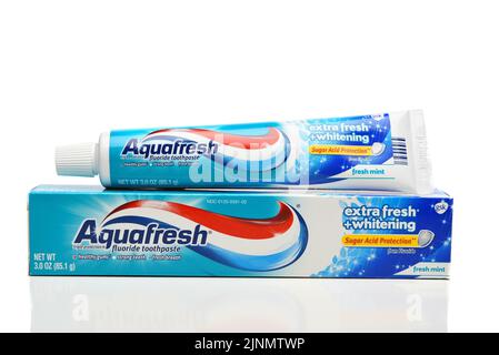 IRVINE, CALIFORNIE - 12 AOÛT 2022 : un tube de dentifrice Aqua Fresh, extra frais plus blanchiment. Banque D'Images