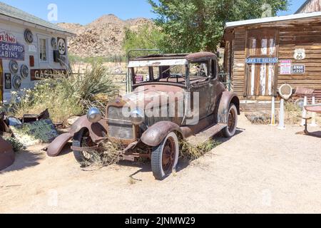 Hackberry, Etats-Unis - 25 mai 2022: Magasin général de Hackberry avec une vieille voiture rouillée à Hackberry, Arizona, Etats-Unis. Le magasin général Hackberry est populaire Banque D'Images