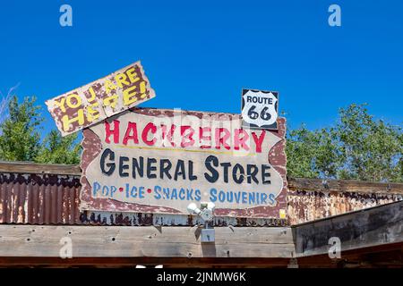 Hackberry, Etats-Unis - 25 mai 2022 : route historique 66 et panneau de magasin général à Hackberry, Etats-Unis. Banque D'Images