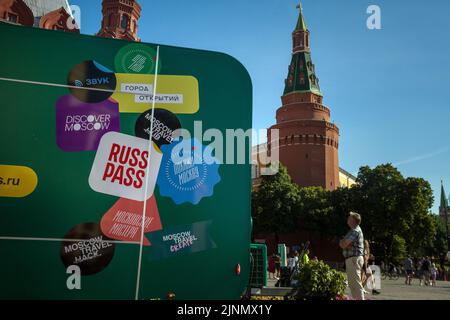 Moscou, Russie. 12th août 2022. Un kiosque de la plate-forme de voyage numérique Russpass installé sur la place Manegnaya dans le centre de Moscou, en Russie Banque D'Images