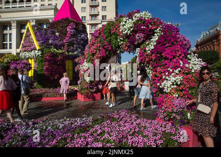 Moscou, Russie. 12th août 2022. Le festival Flower Jam - Tropical Summer se déroule sur la place Manezhnaya, dans le centre de Moscou, en Russie Banque D'Images