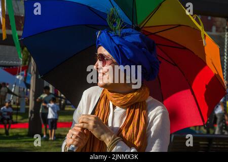 Moscou, Russie. 12th août 2022. Les gens visitent le jour d'ouverture du festival de la Journée de l'Inde à Dream Island Park. Organisé par le centre culturel indien Sita, le festival marque 75 ans depuis que la Russie et l'Inde ont établi des relations diplomatiques Moscou, Russie. Nikolay Vinokurov/Alay Live News Banque D'Images