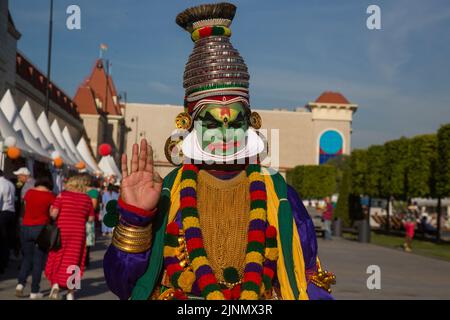 Moscou, Russie. 12th août 2022. Les gens visitent le jour d'ouverture du festival de la Journée de l'Inde à Dream Island Park. Organisé par le centre culturel indien Sita, le festival marque 75 ans depuis que la Russie et l'Inde ont établi des relations diplomatiques Moscou, Russie. Nikolay Vinokurov/Alay Live News Banque D'Images