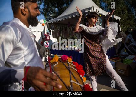 Moscou, Russie. 12th août 2022. Les gens visitent le jour d'ouverture du festival de la Journée de l'Inde à Dream Island Park. Organisé par le centre culturel indien Sita, le festival marque 75 ans depuis que la Russie et l'Inde ont établi des relations diplomatiques Moscou, Russie. Nikolay Vinokurov/Alay Live News Banque D'Images