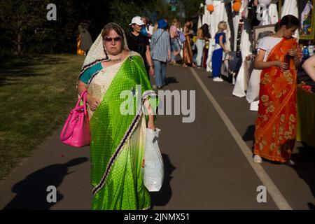 Moscou, Russie. 12th août 2022. Les gens visitent le jour d'ouverture du festival de la Journée de l'Inde à Dream Island Park. Organisé par le centre culturel indien Sita, le festival marque 75 ans depuis que la Russie et l'Inde ont établi des relations diplomatiques Moscou, Russie. Nikolay Vinokurov/Alay Live News Banque D'Images