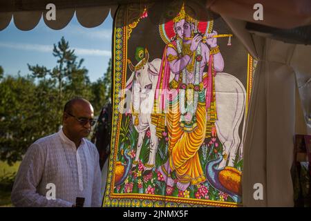 Moscou, Russie. 12th août 2022. L'homme indien reste près d'une tente vendant des textiles indiens sur le site du festival de l'Inde à Dream Island Park de Moscou, en Russie Banque D'Images