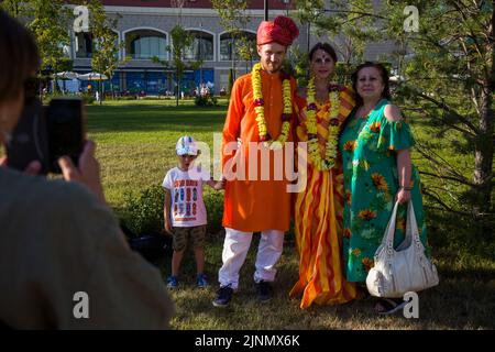 Moscou, Russie. 12th août 2022. Une famille russe pose pour une photo le jour de l'ouverture du festival de l'Inde à Dream Island Park. Organisé par le centre culturel indien Sita, le festival marque 75 ans depuis que la Russie et l'Inde ont établi des relations diplomatiques. Nikolay Vinokurov/Alay Live News Banque D'Images