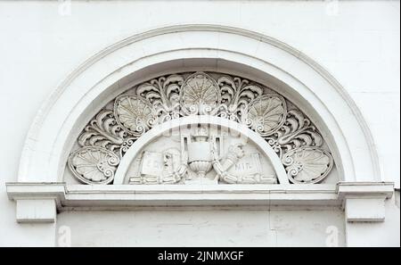 Décoration architecturale semi-circulaire sur la façade de la maison des enseignants à Kiev en Ukraine Banque D'Images