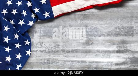 Drapeau AMÉRICAIN sur fond de bois blanc usé. Pour le USA Memorial Day, le Veteran's Day, le Labor Day ou la célébration du 4 juillet. Avec espace vide pour tex Banque D'Images