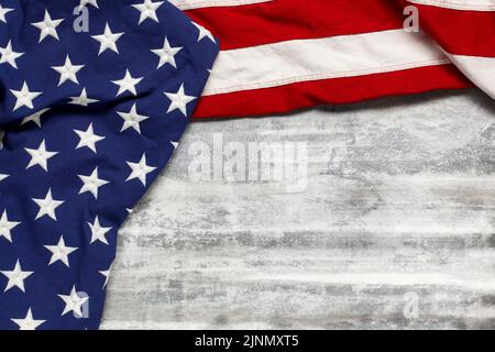 Drapeau AMÉRICAIN sur fond de bois blanc usé. Pour le USA Memorial Day, le Veteran's Day, le Labor Day ou la célébration du 4 juillet. Avec espace vide pour tex Banque D'Images