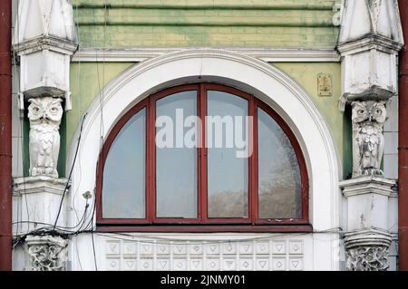 Hiboux sur la façade de la Maison avec Cats à Kiev Ukraine Banque D'Images