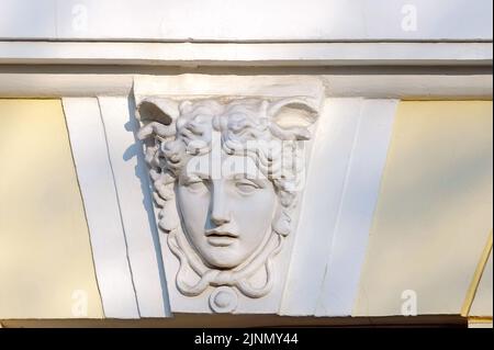 Mascaron féminin sur la façade de l'ancien bâtiment à Kiev en Ukraine Banque D'Images