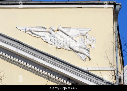 Sculpture d'ange sur la façade de l'ancien bâtiment à Kiev en Ukraine Banque D'Images