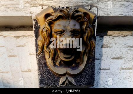 Mascaron de majolique émaillée sur la façade du bâtiment à Kiev en Ukraine Banque D'Images