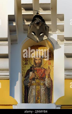 Vladimir l'icône de la grande mosaïque sur la façade de la cathédrale Saint-Volodymyr à Kiev en Ukraine. Le texte signifie Vladimir le Grand Banque D'Images