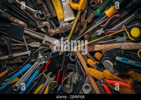 Collection d'outils de travail anciens et usés. Amélioration de la maison, le concept de la fête des pères ou de la fête du travail. Banque D'Images