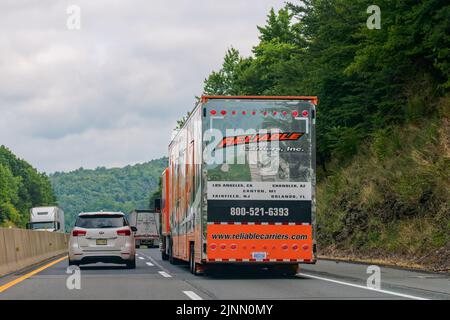 Lehighton, PA - 28 juillet 2022: Reliable Carriers, Inc., une société privée, familiale, offre un transport en voiture entièrement fermé à travers le Banque D'Images