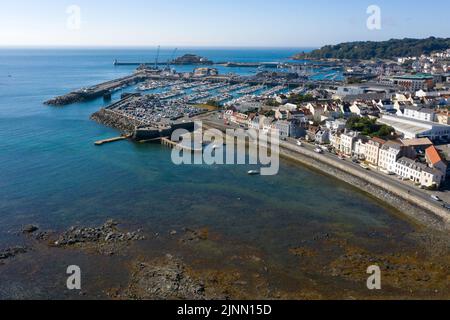 Tir de drone du front de mer du port de Saint-Pierre à Guernesey Banque D'Images