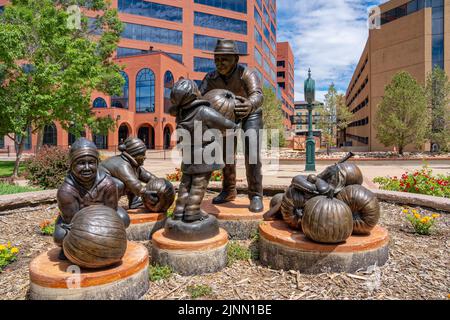 Colorado Springs, Colorado - 3 juillet 2022: 'Dominico T. Venetucci: Le Pumpkin Man' bronze par Fred Darpino se trouve au parc de la place Alamo où se trouve la muse des pionniers Banque D'Images