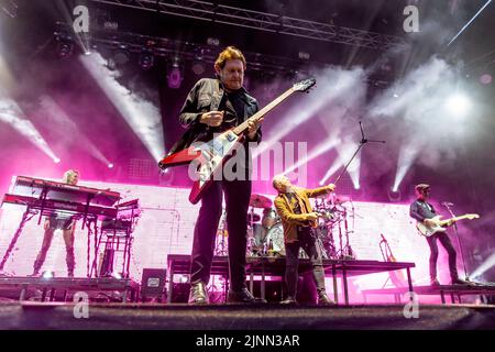 Édimbourg, Royaume-Uni. 12th août 2022. Simple Minds à Princes Street Gardens, Édimbourg, le vendredi 12th août 2022, dans le cadre des concerts de la session d'été d'Édimbourg. Membres du groupe: Jim Kerr – chant principal Charlie Burchill – guitare électrique et acoustique Ged Grimes – guitare basse Sarah Brown - voix de soutien Gordy Goudie - claviers et guitare supplémentaires Cherisse Osei - batterie Berenice Scott - claviers photo: Alan Rennie crédit: Alan Rennie/Alay Live News Banque D'Images