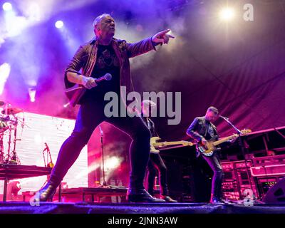 Édimbourg, Royaume-Uni. 12th août 2022. Simple Minds à Princes Street Gardens, Édimbourg, le vendredi 12th août 2022, dans le cadre des concerts de la session d'été d'Édimbourg. Membres du groupe: Jim Kerr – chant principal Charlie Burchill – guitare électrique et acoustique Ged Grimes – guitare basse Sarah Brown - voix de soutien Gordy Goudie - claviers et guitare supplémentaires Cherisse Osei - batterie Berenice Scott - claviers photo: Alan Rennie crédit: Alan Rennie/Alay Live News Banque D'Images