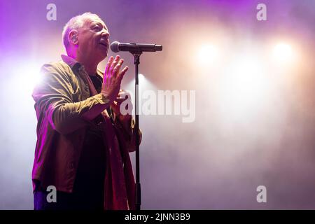 Édimbourg, Royaume-Uni. 12th août 2022. Simple Minds à Princes Street Gardens, Édimbourg, le vendredi 12th août 2022, dans le cadre des concerts de la session d'été d'Édimbourg. Membres du groupe: Jim Kerr – chant principal Charlie Burchill – guitare électrique et acoustique Ged Grimes – guitare basse Sarah Brown - voix de soutien Gordy Goudie - claviers et guitare supplémentaires Cherisse Osei - batterie Berenice Scott - claviers photo: Alan Rennie crédit: Alan Rennie/Alay Live News Banque D'Images