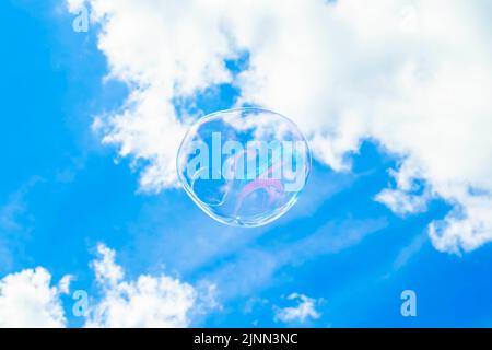 Une grande bulle flottant dans le ciel, le ciel est bleu vif derrière, la bulle Banque D'Images