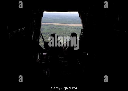 Les commandants aériens, affectés à l'escadron des opérations spéciales 8th, participent à un vol à bord d'un CV-22 Osprey 27 juillet 2022, à Hurlburt Field, en Floride. La mission principale de la SOS 8th est de fournir une réponse globale rapide à l'infiltration à longue distance, à l'exfiltration et au réapprovisionnement des forces d'opérations spéciales dans les territoires hostiles ou refusés. (É.-U. Photo de la Force aérienne par Airman classe 1st Natalie Fiorilli) Banque D'Images