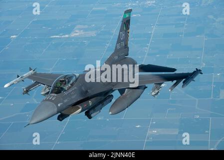 Un F-16 de la US Air Force Fighting Falcon de la 180th Fighter Wing Wing de la Ohio Air National Guard vole au-dessus de l'Iowa le 11 août 2022. Le F-16 était en route vers le match de base-ball de la Ligue majeure du champ des rêves pour effectuer un survol pendant le jeu de l'hymne national américain. (É.-U. Photo de la Garde nationale aérienne par Airman 1st classe Tylon Chapman) Banque D'Images