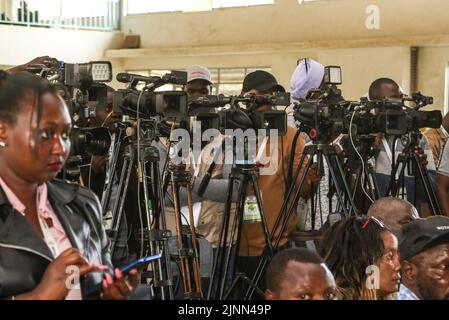 Nakuru, Vallée du Rift, Kenya. 12th août 2022. Les journalistes couvrent l'événement pour déclarer Susan Kihika, Tabitha Karanja et Liza Chelule, lauréates des sièges politiques supérieurs du comté de Nakuru (respectivement gouverneur, femme, députée, sénateur). Les Kenyans attendent que le calcul des votes présidentiels soit terminé pour savoir que leur prochain président sera très proche de la course entre Raila Odinga et William Ruto. (Credit image: © James Wakibia/SOPA Images via ZUMA Press Wire) Credit: ZUMA Press, Inc./Alamy Live News Banque D'Images